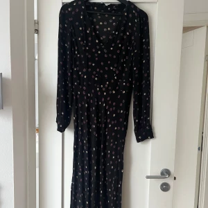 Svart klänning med blommor - Från & other stories, i mkt bra skick