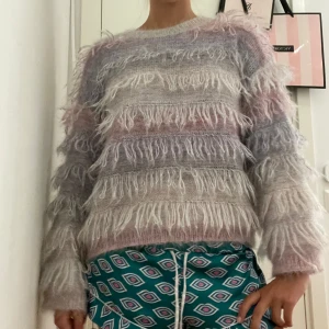 Stickad tröja - En super fin stickad tröja i olika färger och med glitter. Köpt secondhand men själv aldrig använd🌸