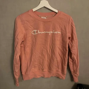 Champions tröja  - Super söt champion sweatshirt i storlek small som är lite åt det rosa aktiga hållet. Säljer då den ej används. Den är i ett bra skick 🤍