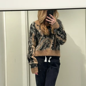 Stickad tröja H&M studio  - Stickad tröja med mönster från H&M  Använd men fint skick 