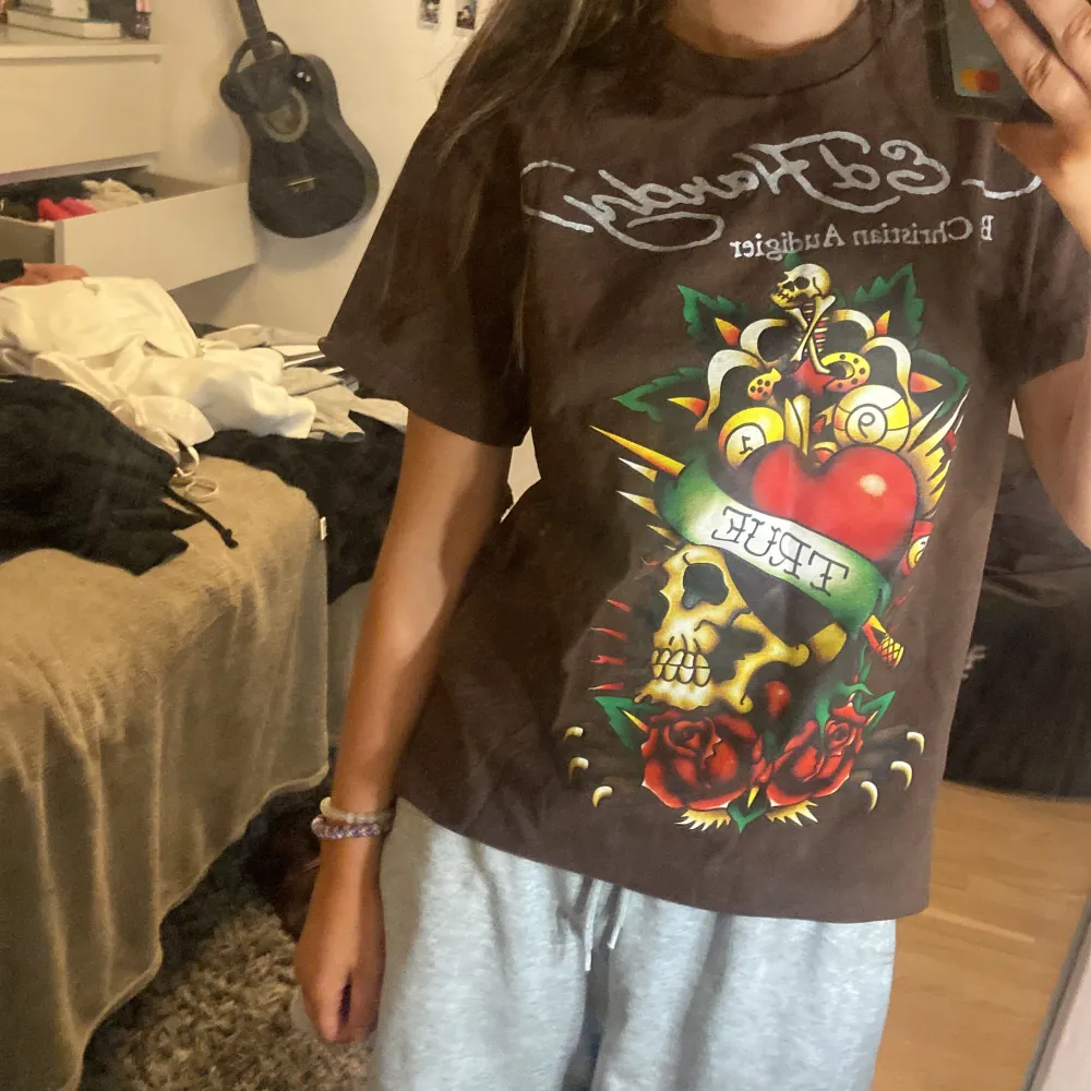 Brun Ed Hardy tröja i storlek S💕. T-shirts.