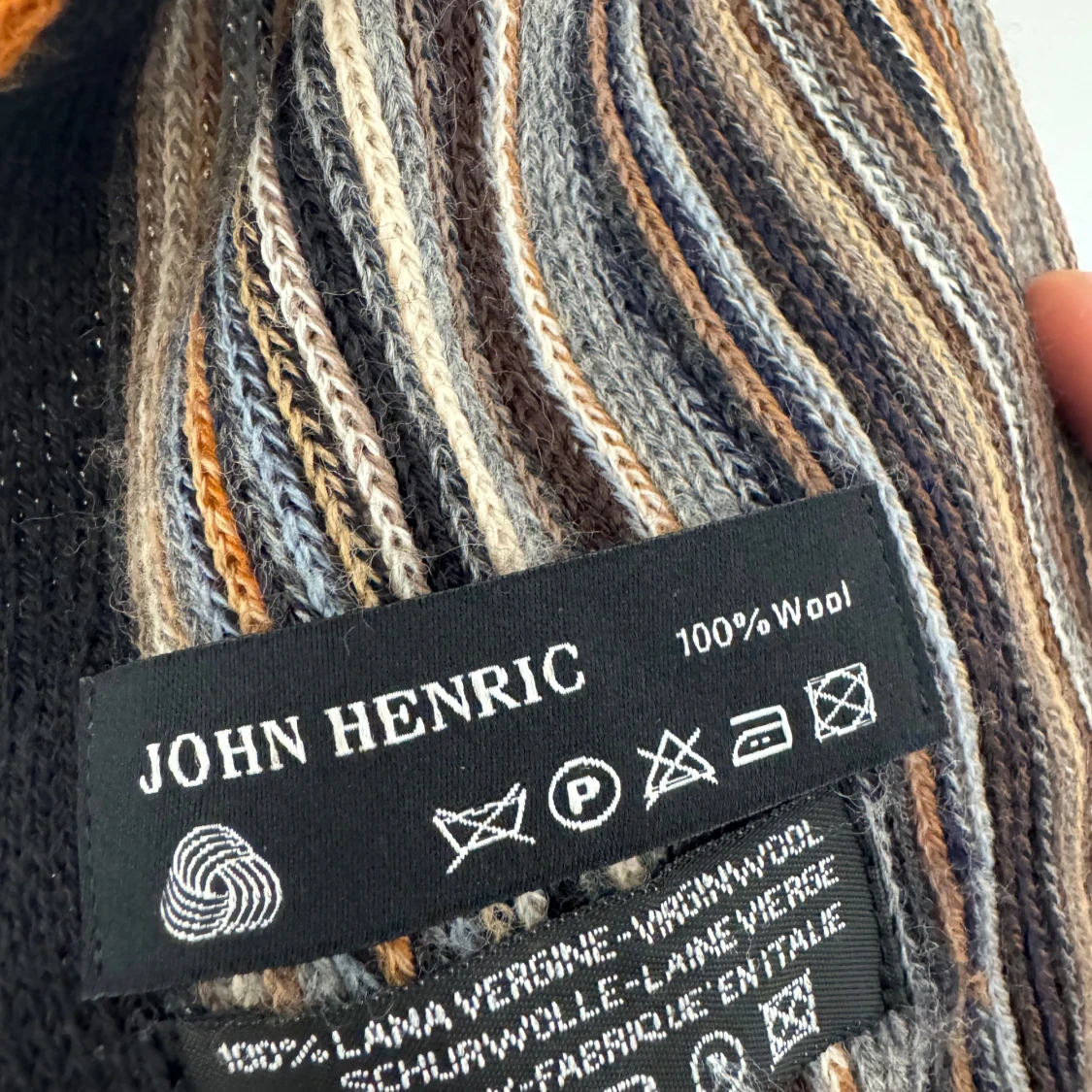 Snygg halsduk från Johnhenric - 90