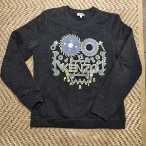 Tröja Kenzo (äkta) - Tröja ftån kenzo med motiv. Svart/glittrig. Använd en eller två gånger.   Stl:M