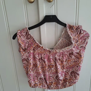 Färg glad topp  - Tröja från gina i strlk M 