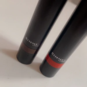 Rimmels lasting finish extrema lisptick  - Hade beställt dessa som present men dem kom aldrig till användning (förutom för bilderna) dem är jätte fina, man behöver inte använda mycket alls utan sminkpensel funkar perfekt, 750 cray cray kostade 349kr, 520 dat red kostade 163kr Diskutera pris ✅