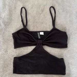 Svart festtopp - Säljer nu min helt nya svarta festtopp från zara. Storlek s. Nypris 199kr mitt pris 40kr.  Skriv om du har funderingar☺️