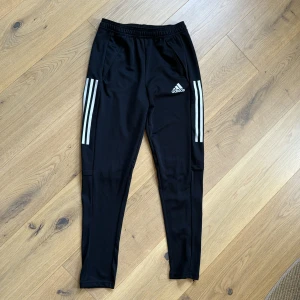 Adidas träningsbyxor - Adidas träningsbyxor, storlek motsvarar xs. Fint skick.