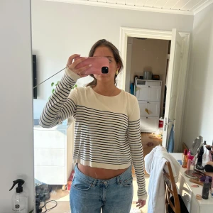 Randig tröja  - Super mjuk, lite tunnare randig tröja från zara, använd 2 gånger. 