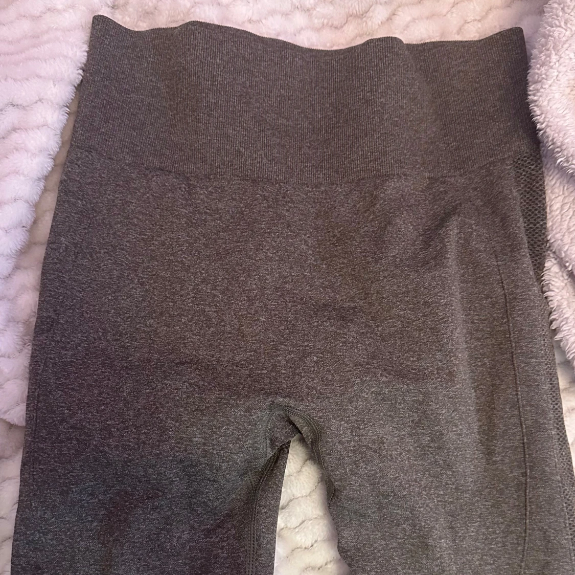 Grå leggings i syntetmaterial