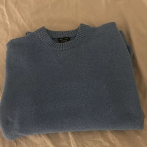 Massimo Dutti Tröja  - Säljer en stickad Massimo Dutti tröja i väldigt bra skick, använd men inga skavanker. 