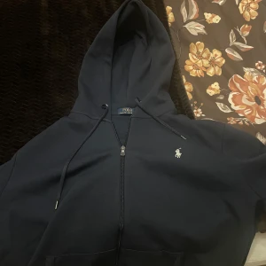 Ralph lauren kofta - Storlek XL, säljer den då den inte passar mig längre. Kan gå ner i pris vid snabb affär. Inga defekter 