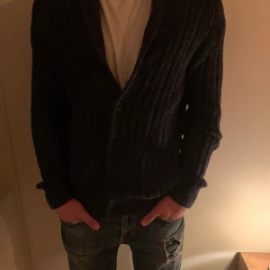 Stickad cardigan  - Tjena! Säljer denna feta cardigan då den inte kommer till användning och perfekt nu till hösten. Hör av er om ni har några frågor 