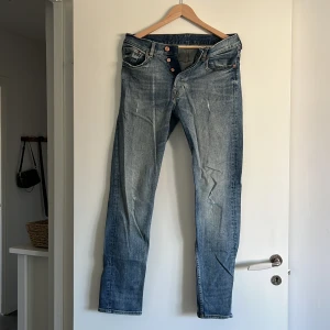 Slitna jeans - Slitna blåa jeans från märket &DENIM. I modellen slim och strl 30. Använda några gånger men i snyggt skick. 