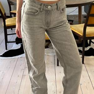 Grå raka jeans midwaist/lowwaist strl 32 från Ginatricot