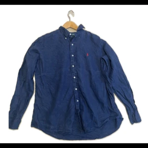 Blå polo Ralph lauren skjorta - Nästan aldrig använt så i väldigt bra skick, storlek XL, perfekt för vintern, hösten 