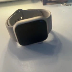 Appel Watch  - Har bara använda tre gånger, har ingen användning för den. Sladden som man laddar den med får man på köpet. Köpte den för 4000kr från början 