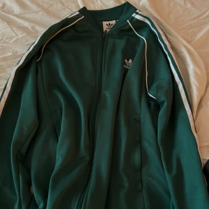 Adidas kofta - Säljer denna adidas kofta pga att den aldrig kommer till användning längre, Nyrpis 829, säljer för 500