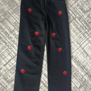 Söta jordgubbas byxor!  - Skit söta, bara använda 1-2 gånger. Jeans som sitter bra och är sköna!