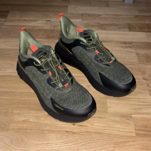 BBACK skor - Extremt sköna skor som inte ens är använda men säljs pågrund av fel storlek fick som present. Sköna till kamping vandring eller bara vardagsskor. Nypris 3500NK, påse och allt finns med.  Sjukt exklusiva också så det är först till kvarn. 