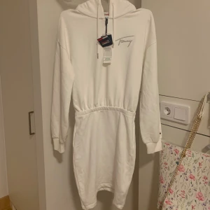 Tommy Hilfiger klänning - 🤍