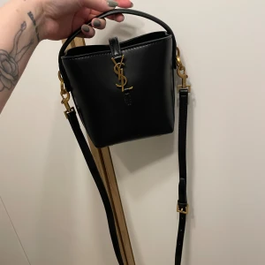 Väska (Inspirerad)  - Jättefint skick, mindre modell som får plats med plånbok, mobil, nycklar osv. Kommer med dustbag.
