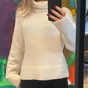 Vit stickad tröja  - Jättefin gräddvit stickad tröja med polo! Står storlek L men är själv 165 o sitter som på bilden, skulle därför säga storlek S. 