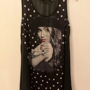 Svart blus - Bra kvalité tunn och lite gammal men ändå den är jättebra