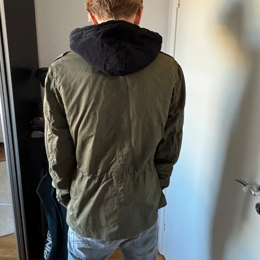 Säljer du denna feta hackett london fieldjacket som köptes förra våren. Väldigt fint skick på den. Nypris ligger runt 4000 kronor. Skriv gärna vid fler funderingar!. Jackor.