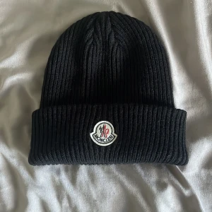 Moncler mössa - Jag fick denna i present och tänker sälja den nu.