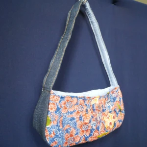 NUMB - bag "Nova" - Blandade material - 100% återbruk Storlek: ca 24x11cm Band: ca 50cm  Effekt: man blir fett cool