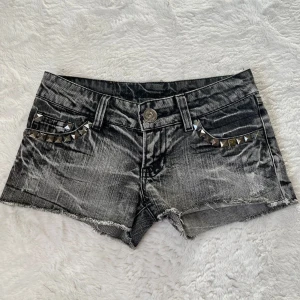 Lågmidjade shorts  - Säljer dessa as snygga shorts med nit-detaljer!! Midjemått är 38cm💞de är för små för mig så därför säljer jag.   (En av nitarna har fallit av)   tveka inte om att skicka prisförslag!