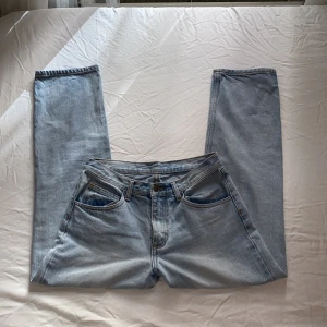 Straight Ljusblå Jeans⭐️ - Köpte här på plick men har inte använt dem själv🫶🏼 Midrise jeans som är raka i modellen💋 Midja: 37 cm Innerbenslängd: 71 cm