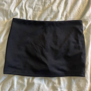 Minikjol med inbyggda shorts - Den ultimata minikjolen! Kjolen har inbyggda shorts så du behöver inte oroa dig om kjolen glider upp. Perfekt till en utekväll och har ett skönt stretchigt material . Kjolen är ungefär 28cm lång och är helt oanvänd. 🖤