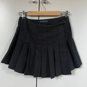 Brandy melville kjol - Second hand brandy melville kjol som är för liten för mig! One size, och antar storlek XS/34 