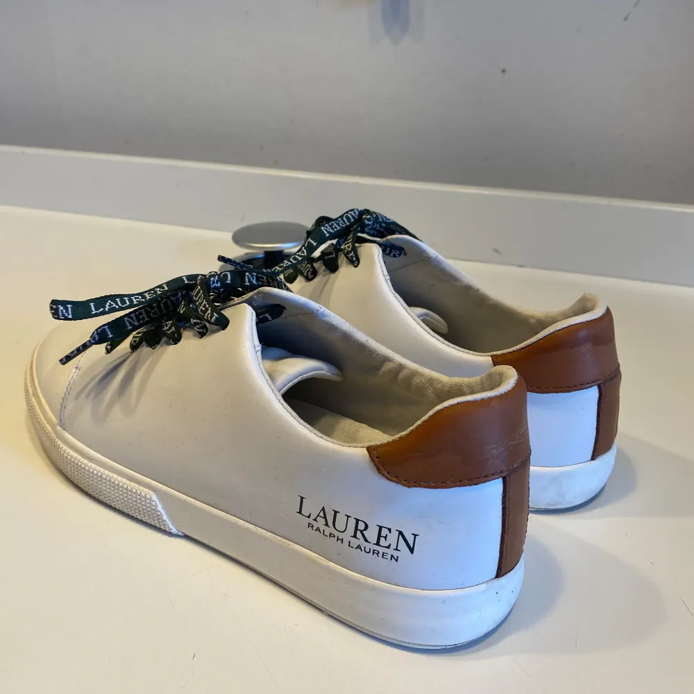 Sköna sneakers från Ralph Lauren. Använt skick. Nypris ca 1200kr. Skor.