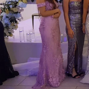 Rosa festklänning/balklänning - En rosa/lila balklänning/festklänning i storlek 32/34 med släp på mig som 160 cm. Älskar den verkligen, men storleken passar inte längre. Har köpt den på Plick tidigare där den användes under en kväll och har själv använt den en gång. I fint skick. Priset kan diskuteras:)