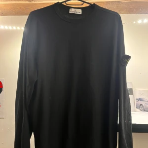 Stone Island long sleeve  - Säljer nu en  Stone Island long sleeve i färgen svart. Riktigt bra kvalitet helt ny aldrig använde bild kan skickas hur den passar. Storlek L men passar bättre M. Öppen för bud mvh 
