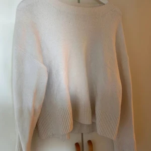 Vit other stories tröja - Säljer min vita other stories tröja då jag inte använder den längre💕🤗 M men passar XS-S