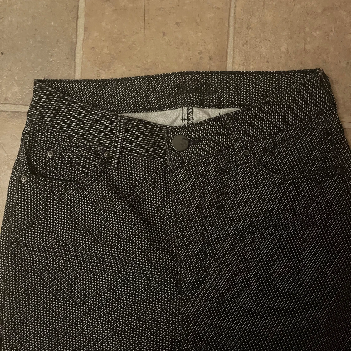 Mönstrade byxor i svart och vitt - 90