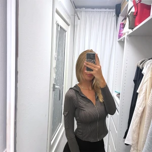 Ribbad bbl kofta jacka - Jättefin och splitterny kofta / jacka med luva. Prislapp saknas men aldrig någonsin använd, inte ens tvättad. Jätte fin och annorlunda i ribbat material och en ficka på vänster arm. Grå färg men lutar sig lite mot det blåa hållet.