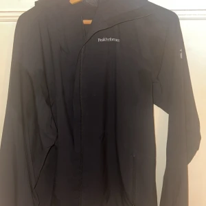 Peak performance vindjacka - Den är lite fläckig på bilderna då jag precis innan tog bort fläckar Storlek L  Använd ett par gånger men bra skick Pris kan sänkas vid snabb affär