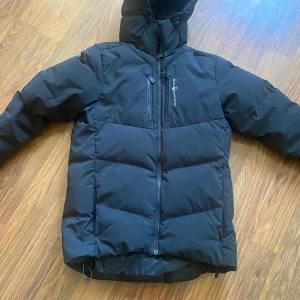 Sail racing carbon svart strl s  - Använd 1 vinter, helt ny kemtvättad och inga hål. Nästan i helt nytt skick.  Nypris 4500