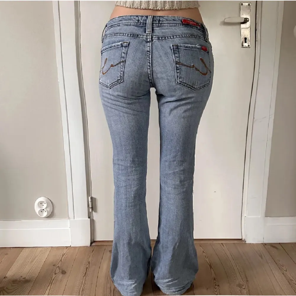 så så snygga jeans köpte här på plick! knappt använda💞. Jeans & Byxor.