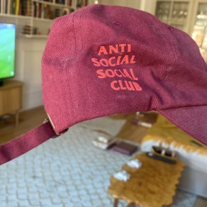 Anti social social club vin röd keps - Cool mörkröd keps från anti social social club i använt skick, köpt för cirka 1299 kr, passar bra på både men och kvinnor, om nån har frågor så kontakta gärna