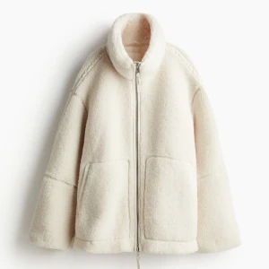 H&M teddyjacka  - H&M teddy jacka/ pile jacka i storlek M. Helt oanvänd med prislapp kvar. Helt slutsåld på hemsidan. 