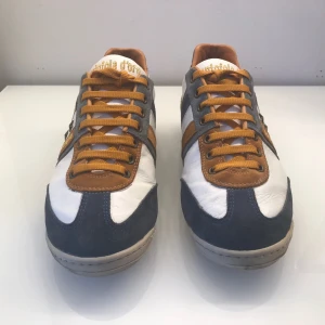 Vita sneakers Pantofolo d’Oro - Ett par lätt begagnade italienska sneakers i läder och mocka av märket Pantofolo d’Oro, modell Ascoli Piceno storlek 40, 