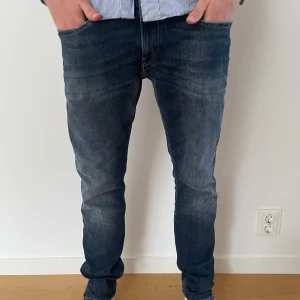 Replay anbass jeans  - Snygga jeans i mörkblå färg med fade längst benen. Riktigt fet och unik mörkblå färg. Aldrig använda, skick 10/10. Modell: 184cm och 70kg. Tveka inte på att kontakta oss vid frågor!😄