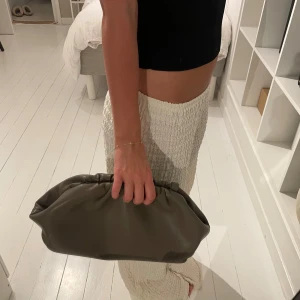 Handväska  - Såå snygg väska ifrån k.colmer. Jag har tagit av bandet fårn den🥹🙌🏽 skrov vid fler bilder💖💖💖💖 den är väldigt rymlig