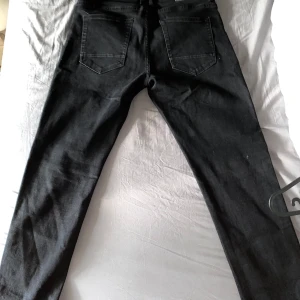 Vanliga jeans - Vanliga jeans synligt använda 