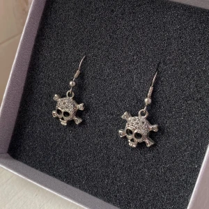 Dödskalle örhängen  - Coola örhängen som bara använts några gånger🌸